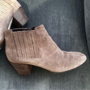 Aquatalia Tan Taupe Suede Leather Stacked Heel Zip Ankle Bootie Boot 8.5 Greige